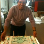Yasser porta a tavola la torta di compleanno